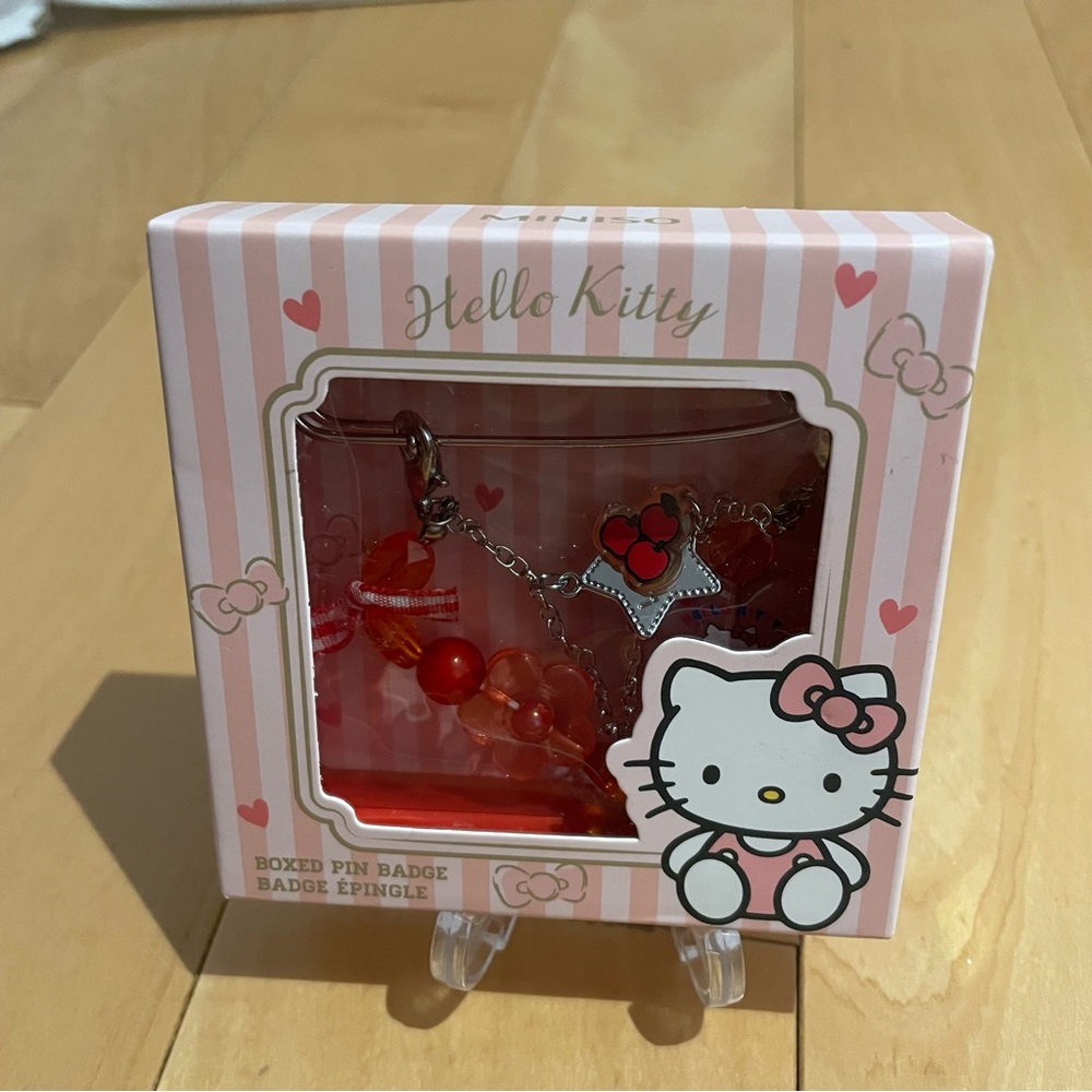 New hello kitty boxed pin badge